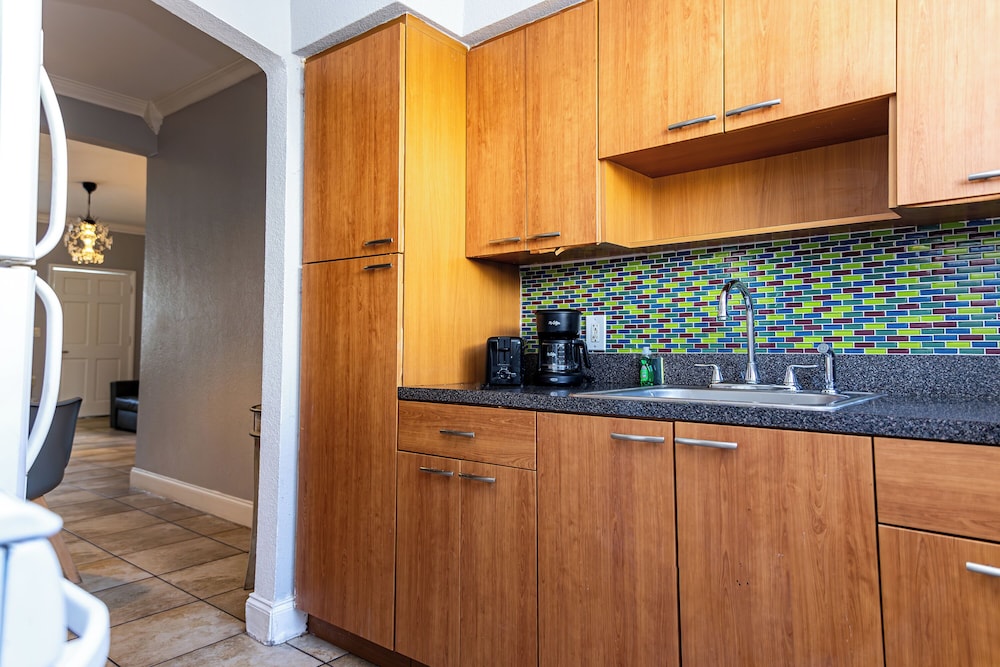 Beachside All Suites Hotel — Hotel rooms in Miami, Florida