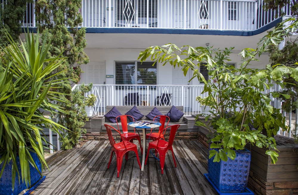 Beachside All Suites Hotel — Hotel building in Miami, Florida