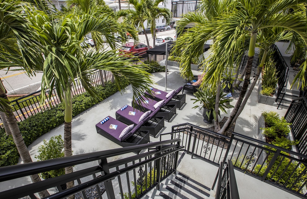 Beachside All Suites Hotel — Hotel building in Miami, Florida