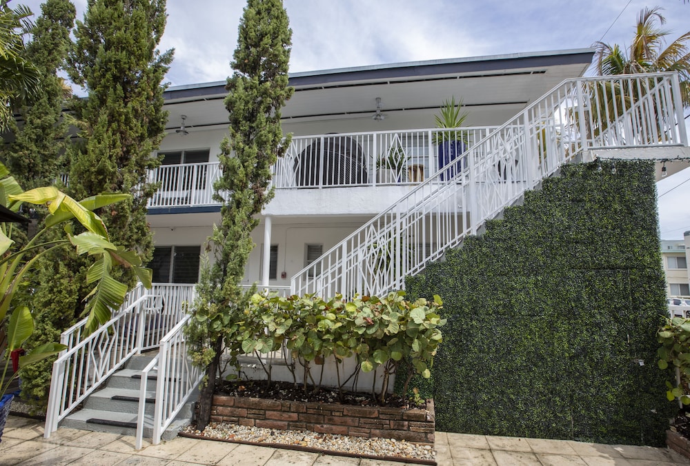 Beachside All Suites Hotel — Hotel building in Miami, Florida
