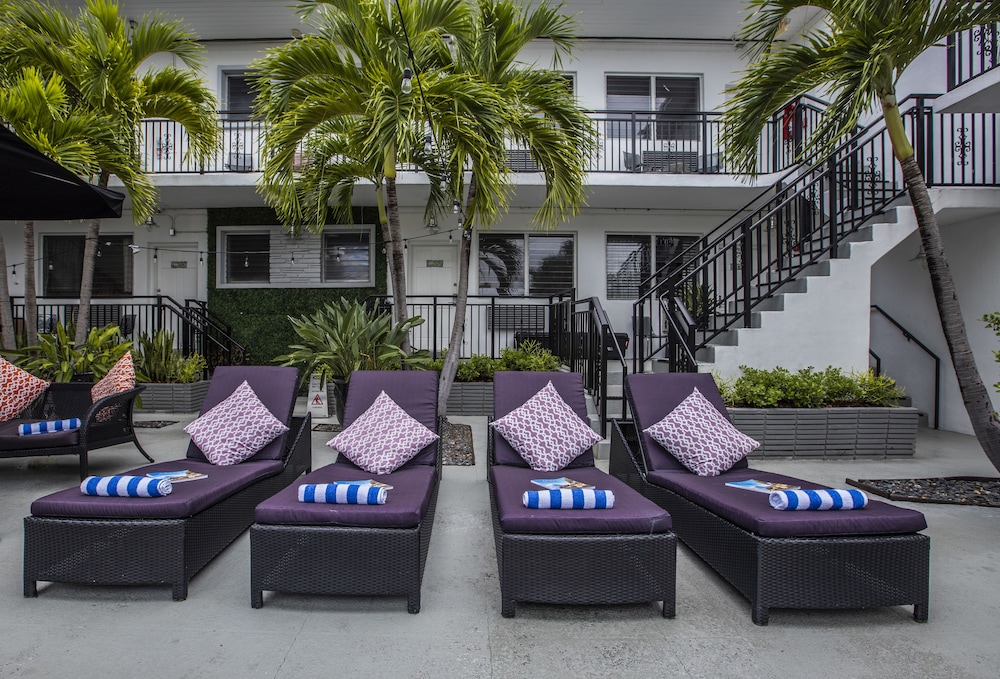Beachside All Suites Hotel — Hotel building in Miami, Florida