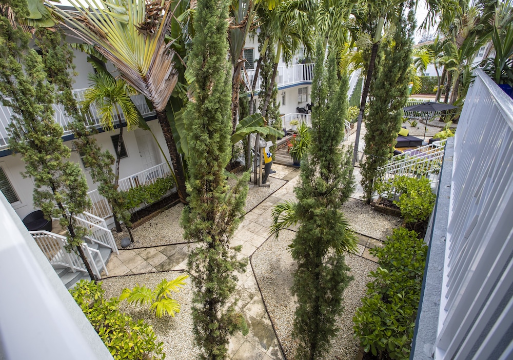 Beachside All Suites Hotel — Hotel building in Miami, Florida