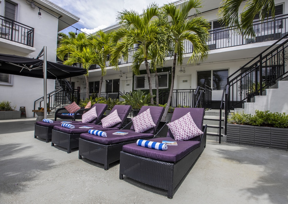 Beachside All Suites Hotel — Hotel building in Miami, Florida