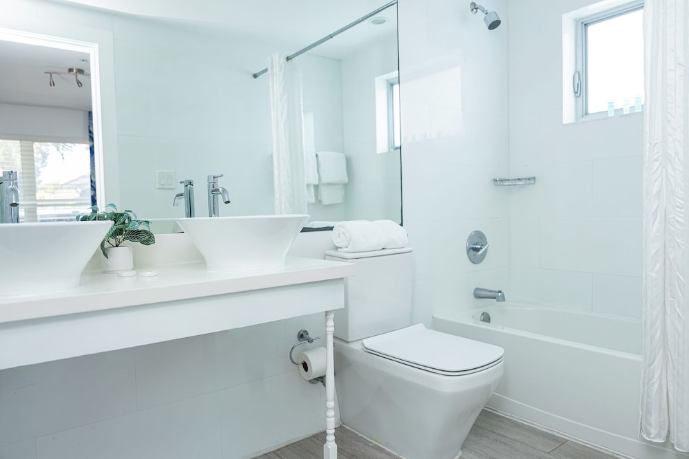 Beachside All Suites Hotel — Hotel rooms in Miami, Florida