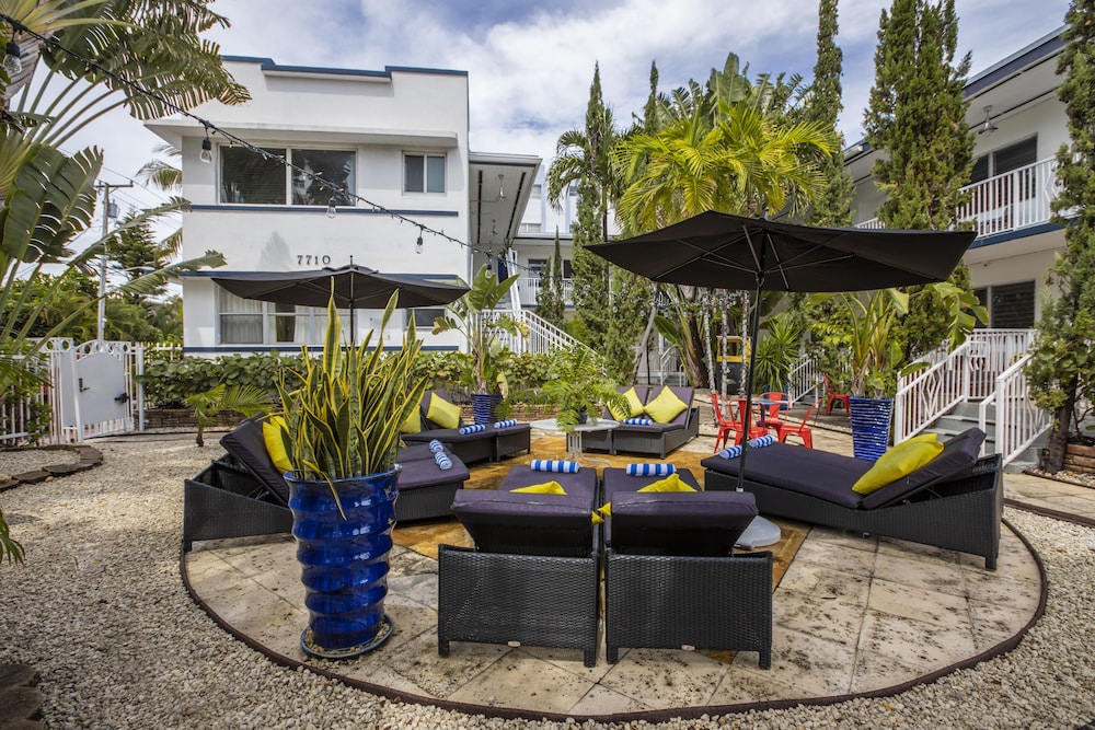 Beachside All Suites Hotel — Hotel building in Miami, Florida