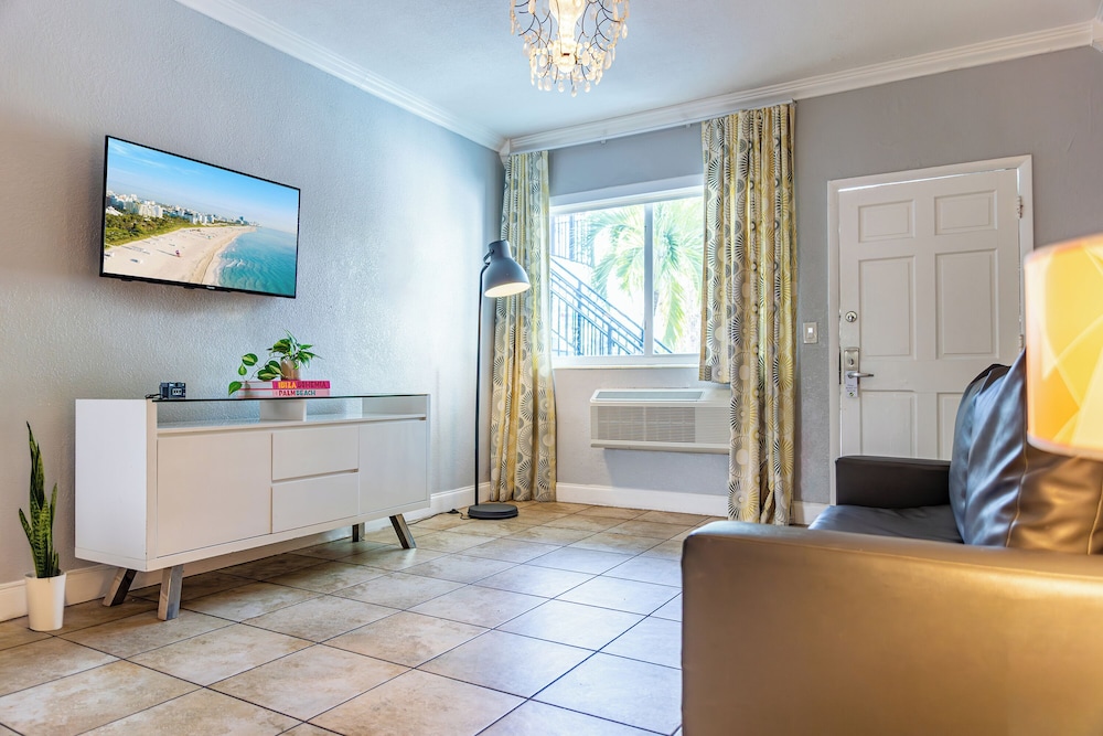 Beachside All Suites Hotel — Hotel rooms in Miami, Florida