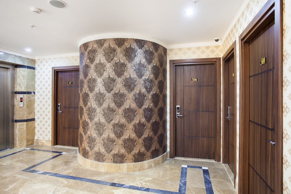 Ayhan Hotel — Hotel building in Antalya