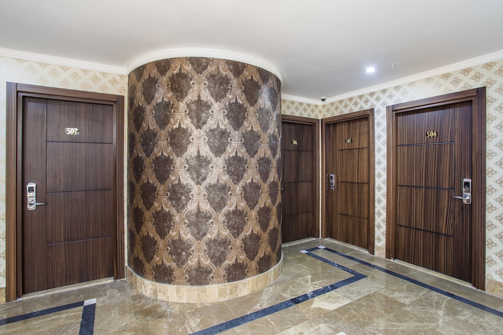 Ayhan Hotel — Hotel building in Antalya