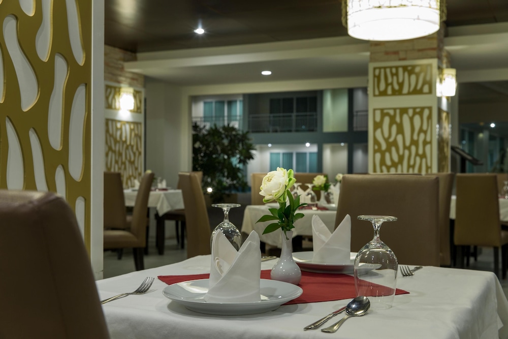 Chanalai Hillside Resort, Karon Beach — Restaurant & bars in Karon, Phuket Province
