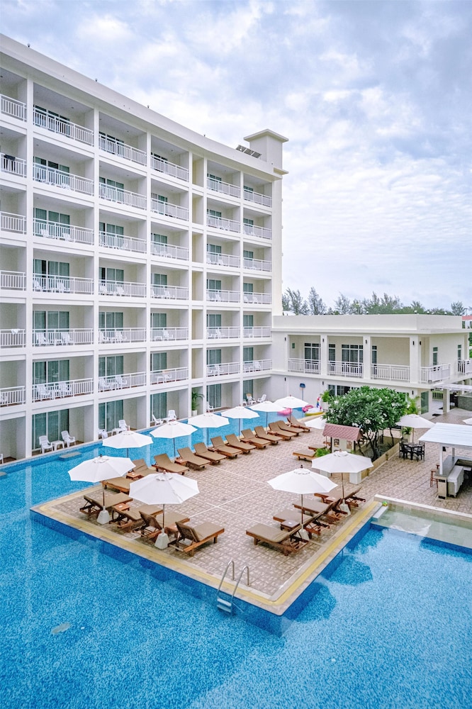 Chanalai Hillside Resort, Karon Beach — Swimming pool in Karon, Phuket Province