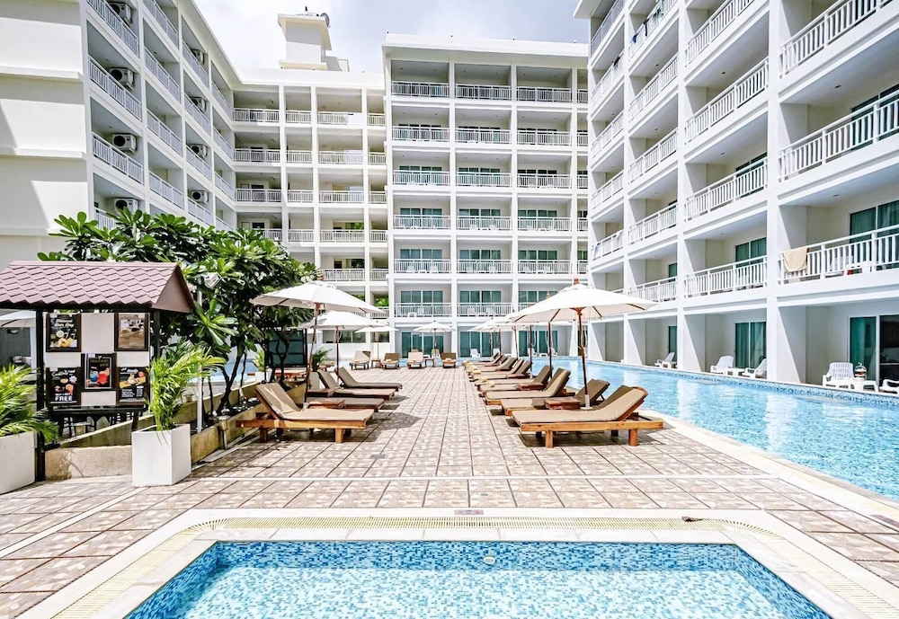 Chanalai Hillside Resort, Karon Beach — Swimming pool in Karon, Phuket Province