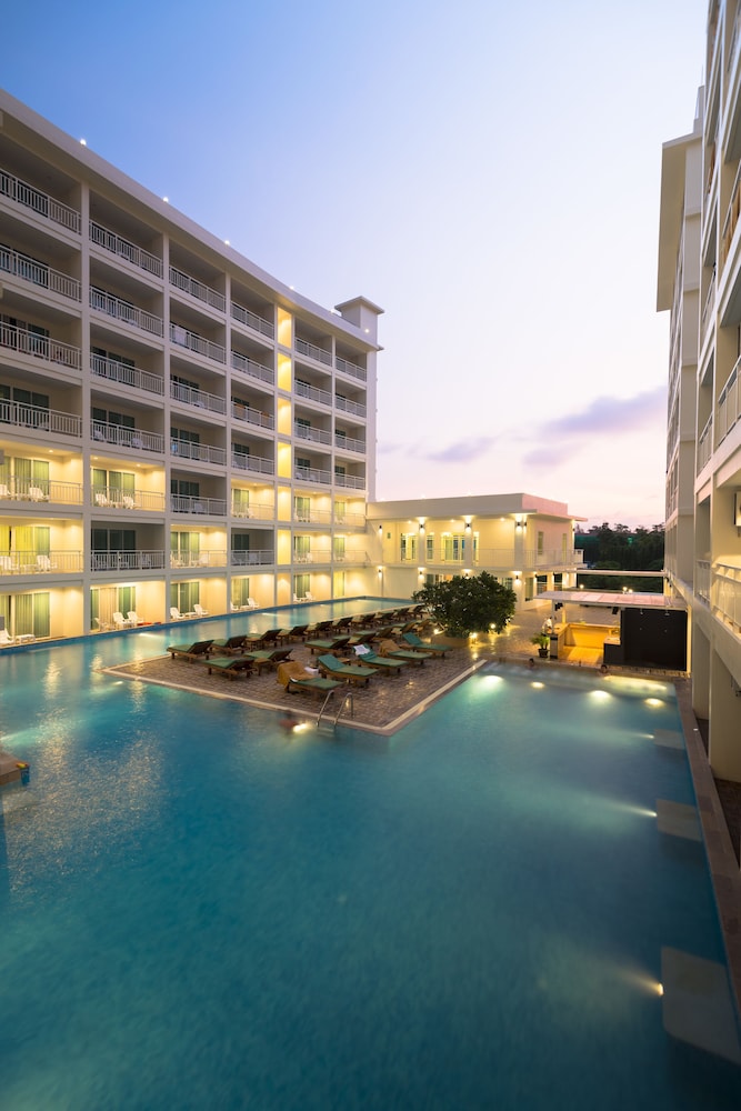 Chanalai Hillside Resort, Karon Beach — Swimming pool in Karon, Phuket Province