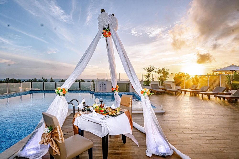 Chanalai Hillside Resort, Karon Beach — Restaurant & bars in Karon, Phuket Province