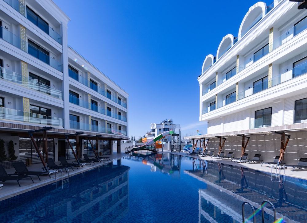 Belenli Resort Hotel — Swimming pool in Belek