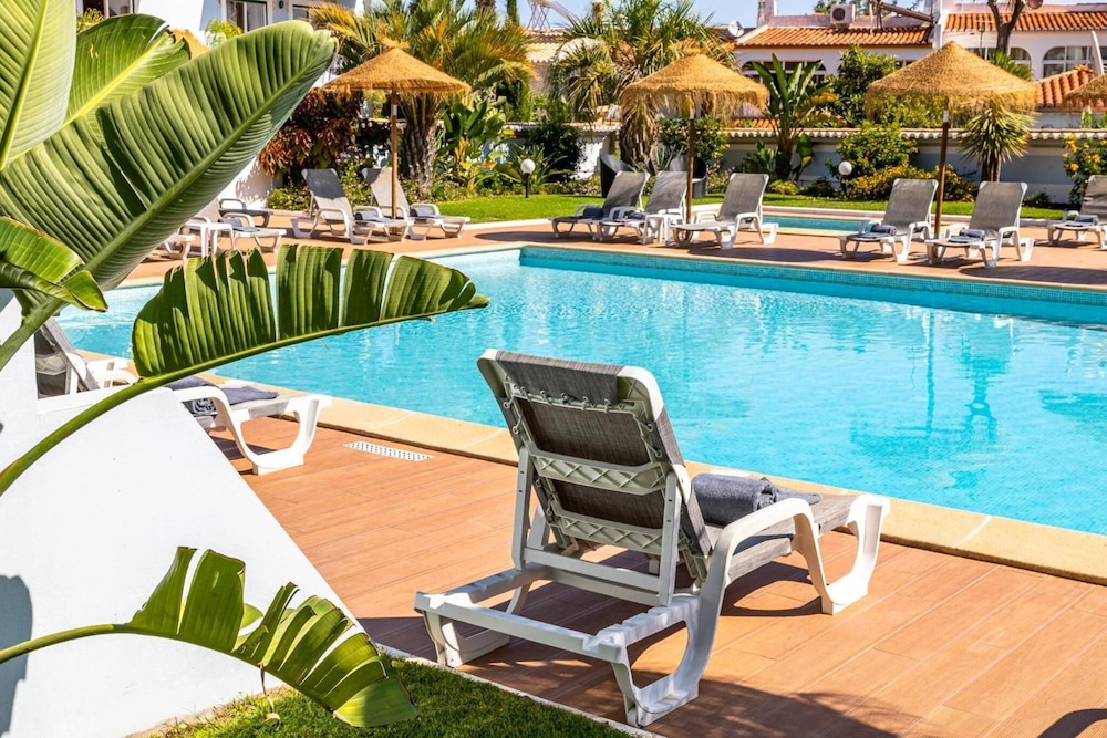 Giramar Apartamentos Turisticos — Swimming pool in Lagos, Faro