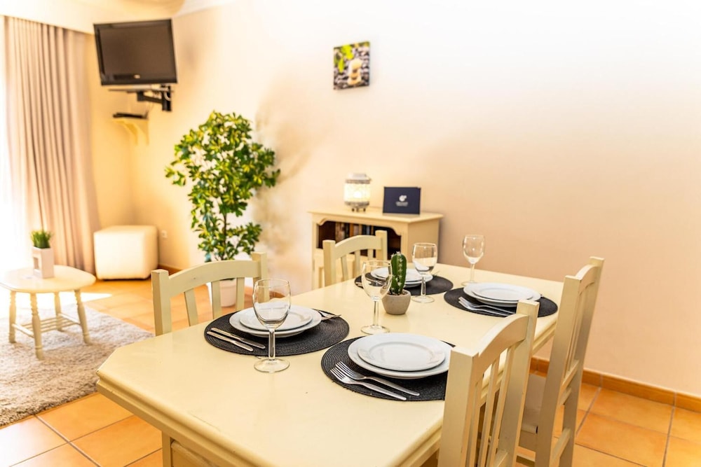 Giramar Apartamentos Turisticos — Hotel rooms in Lagos, Faro