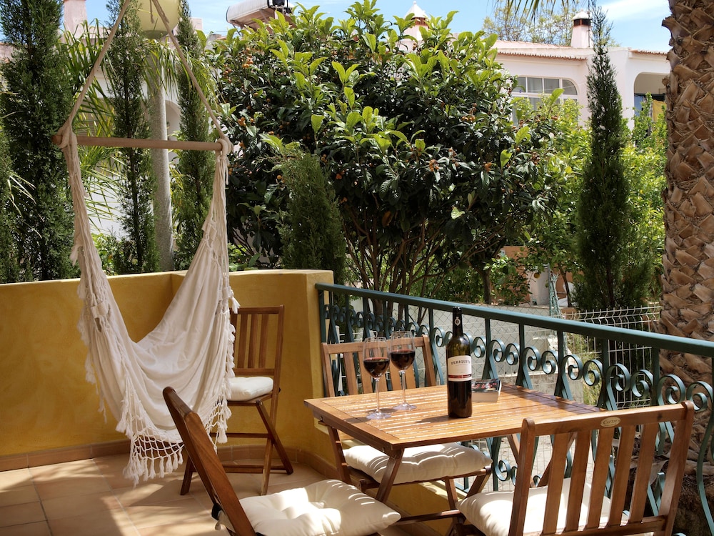 Giramar Apartamentos Turisticos — Hotel building in Lagos, Faro