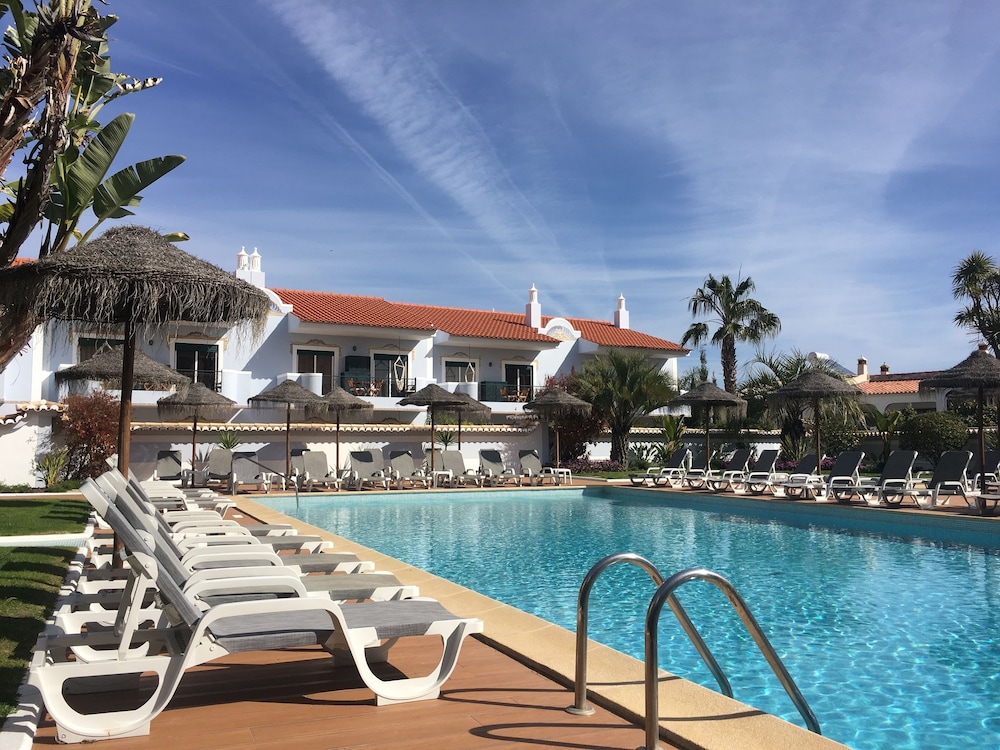 Giramar Apartamentos Turisticos — Swimming pool in Lagos, Faro