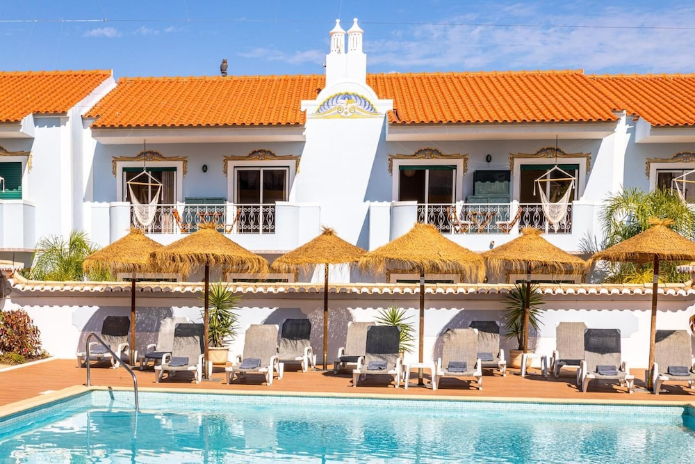 Giramar Apartamentos Turisticos — Hotel building in Lagos, Faro
