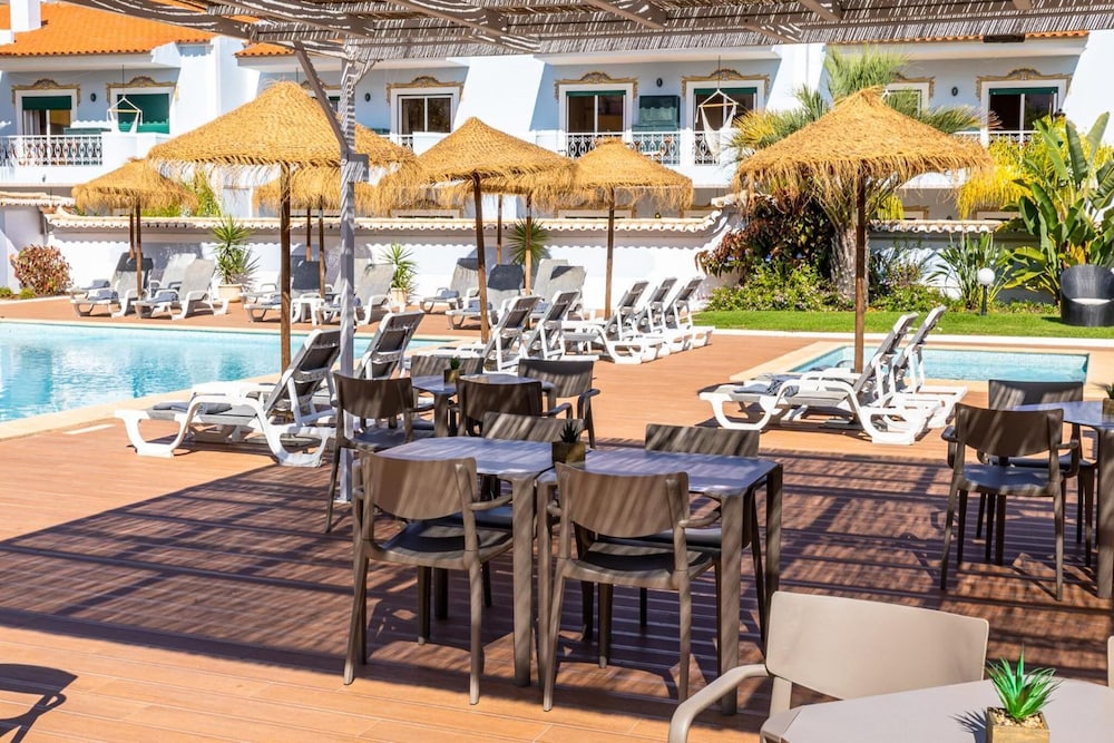 Giramar Apartamentos Turisticos — Swimming pool in Lagos, Faro