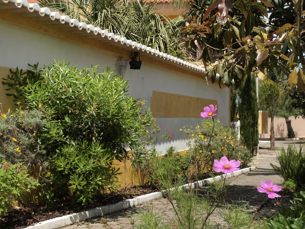 Giramar Apartamentos Turisticos — Hotel building in Lagos, Faro