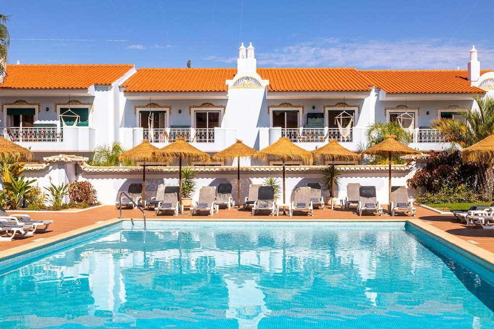 Giramar Apartamentos Turisticos — Swimming pool in Lagos, Faro