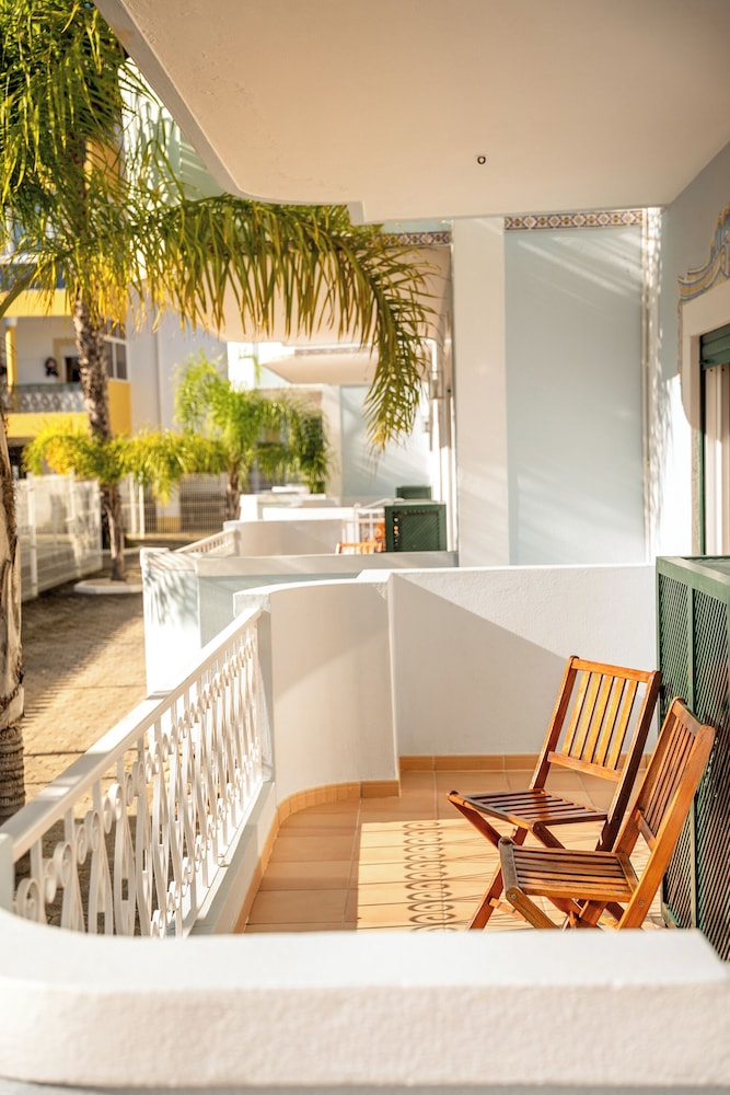 Giramar Apartamentos Turisticos — Hotel building in Lagos, Faro