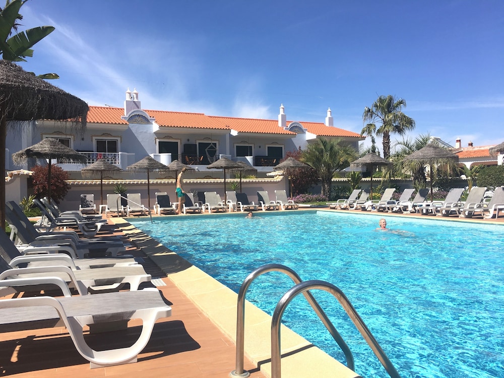 Giramar Apartamentos Turisticos — Swimming pool in Lagos, Faro