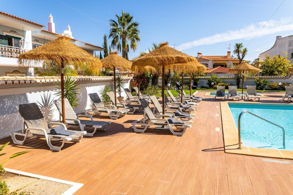 Giramar Apartamentos Turisticos — Beach in Lagos, Faro