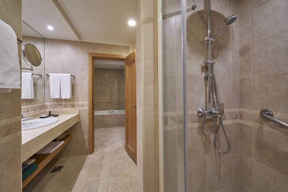 The Residence Porto Mare, by PortoBay — Hotel rooms in Funchal, Madeira