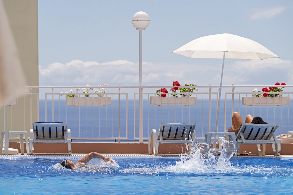 Dorisol Mimosa Studio Hotel — Swimming pool in Funchal, Madeira