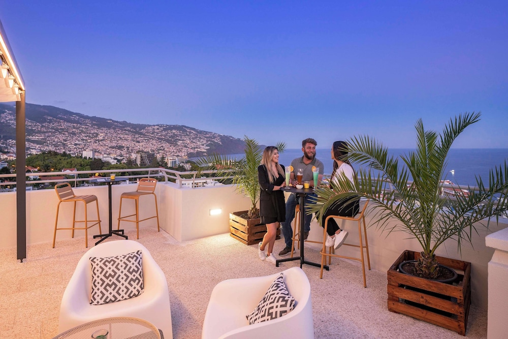Dorisol Mimosa Studio Hotel — Restaurant & bars in Funchal, Madeira