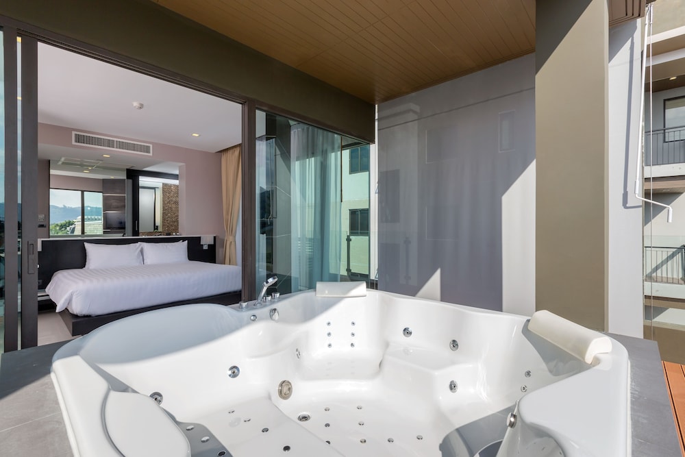 The Charm Resort Phuket — Hotel rooms in Patong Beach, Phuket Province