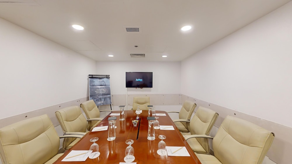 Radisson Hotel Colombo — Hotel building in Colombo, Western Province