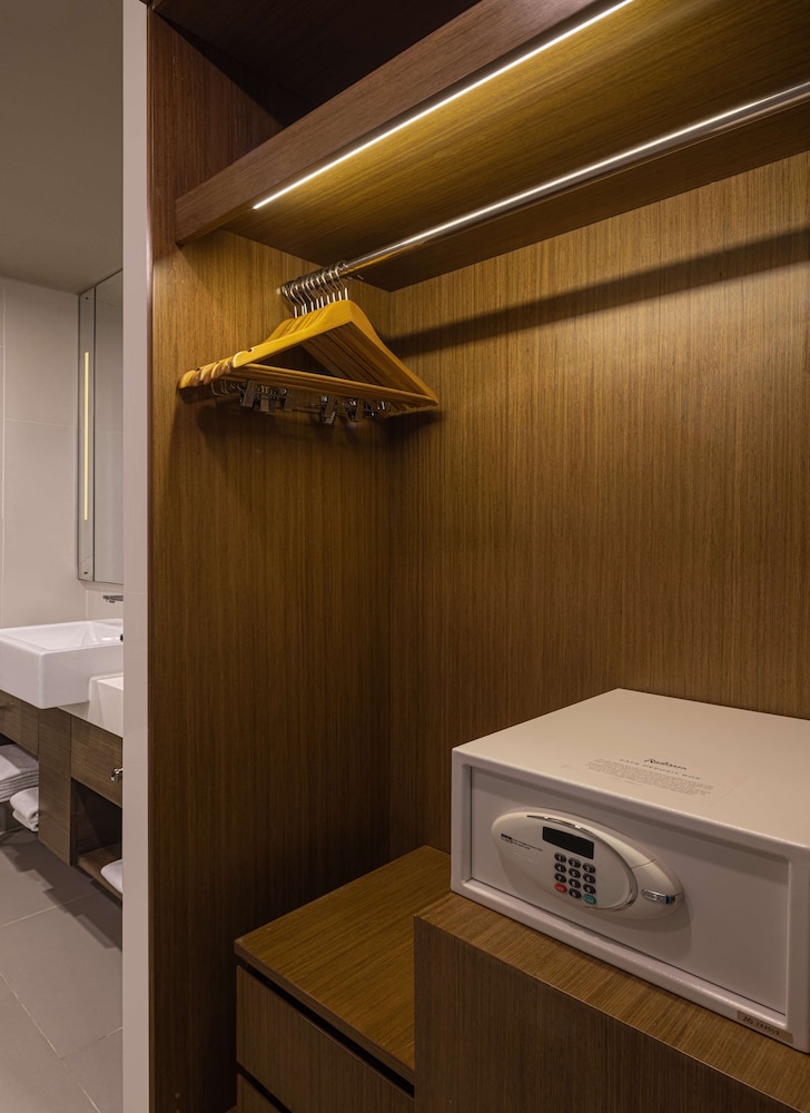 Radisson Hotel Colombo — Hotel rooms in Colombo, Western Province