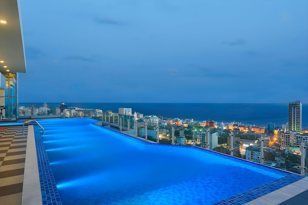 Cinnamon Red Colombo — Swimming pool in Colombo, Western Province