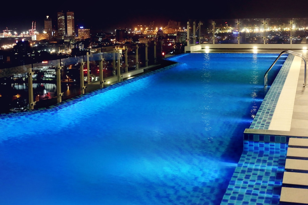 Cinnamon Red Colombo — Swimming pool in Colombo, Western Province