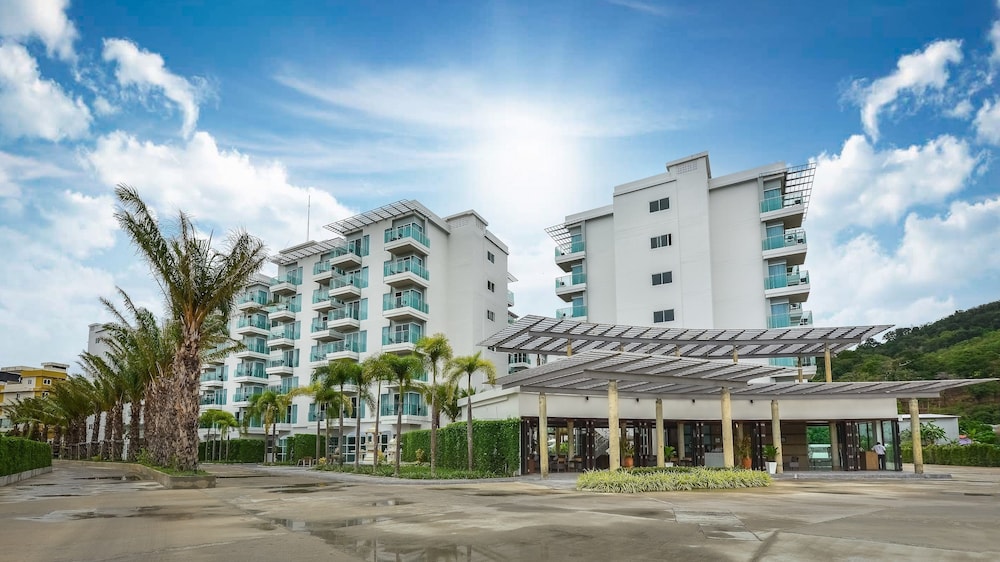 Fishermen's Harbour Urban Resort — Hotel building in Patong Beach, Phuket Province
