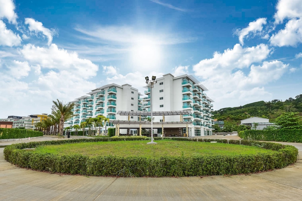 Fishermen's Harbour Urban Resort — Hotel building in Patong Beach, Phuket Province