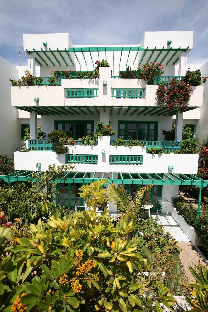 Apartamentos Nazaret — Hotel building in Costa Teguise, Canary Islands