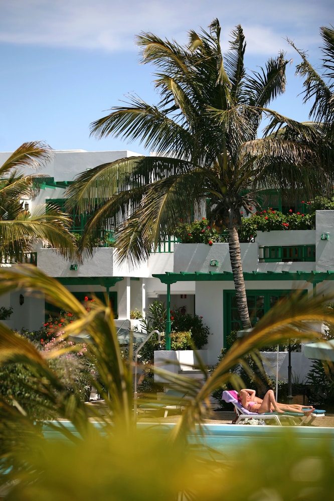 Apartamentos Nazaret — Hotel building in Costa Teguise, Canary Islands