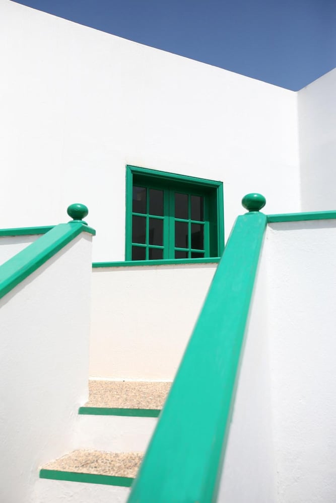 Apartamentos Nazaret — Hotel building in Costa Teguise, Canary Islands