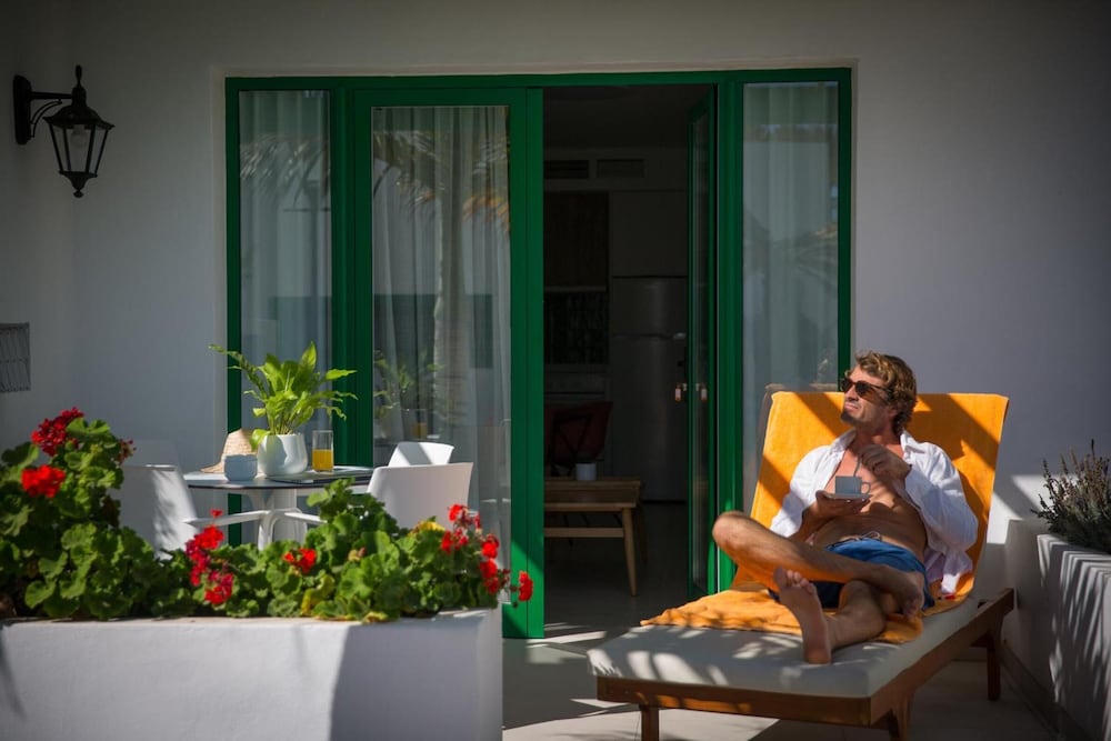 Apartamentos Nazaret — Hotel rooms in Costa Teguise, Canary Islands
