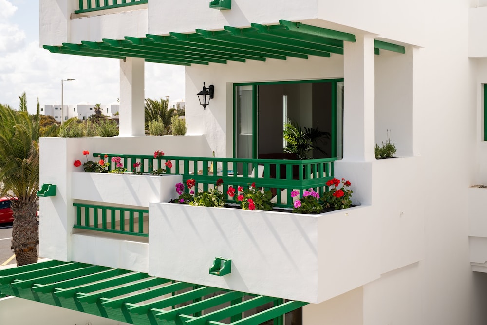 Apartamentos Nazaret — Hotel building in Costa Teguise, Canary Islands