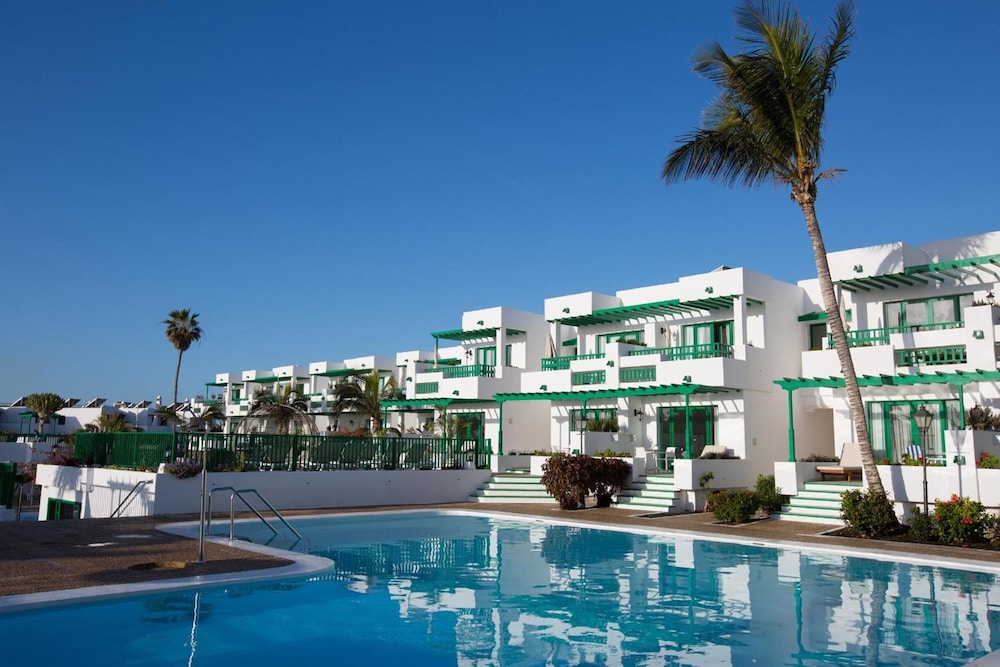 Apartamentos Nazaret — Hotel building in Costa Teguise, Canary Islands