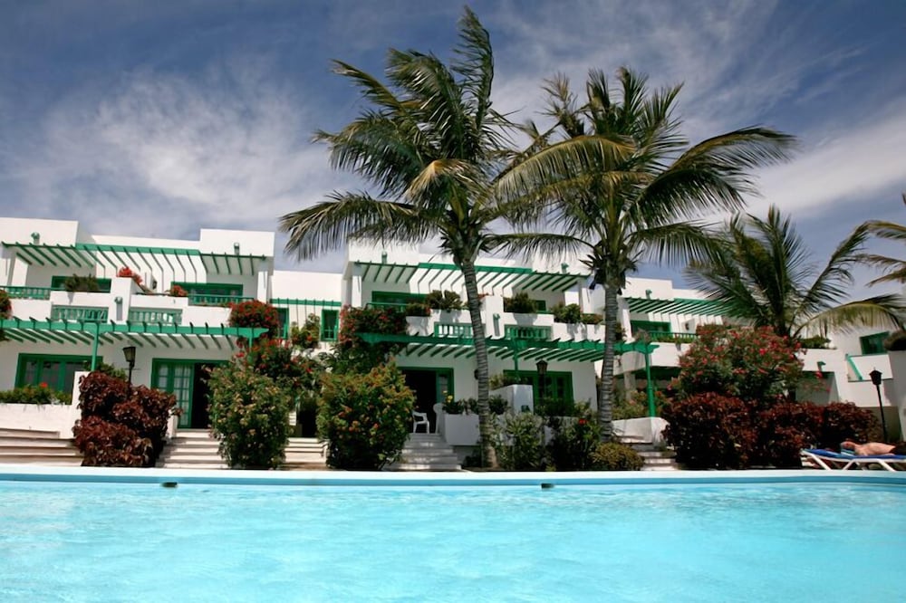 Apartamentos Nazaret — Hotel building in Costa Teguise, Canary Islands