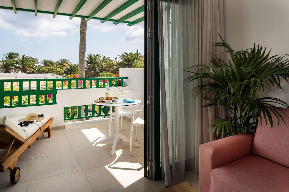 Apartamentos Nazaret — Hotel rooms in Costa Teguise, Canary Islands