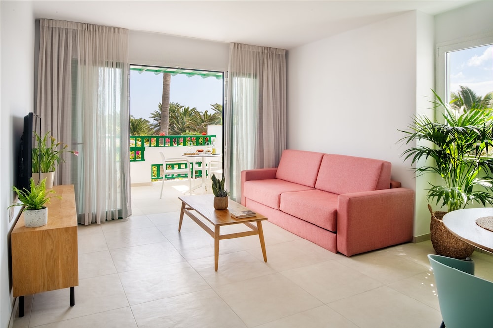 Apartamentos Nazaret — Hotel rooms in Costa Teguise, Canary Islands