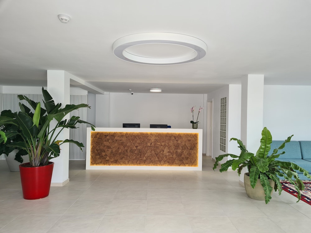 Apartamentos Nazaret — Hotel building in Costa Teguise, Canary Islands