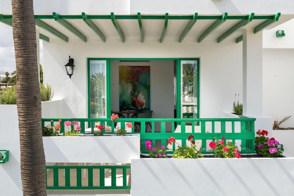 Apartamentos Nazaret — Hotel building in Costa Teguise, Canary Islands
